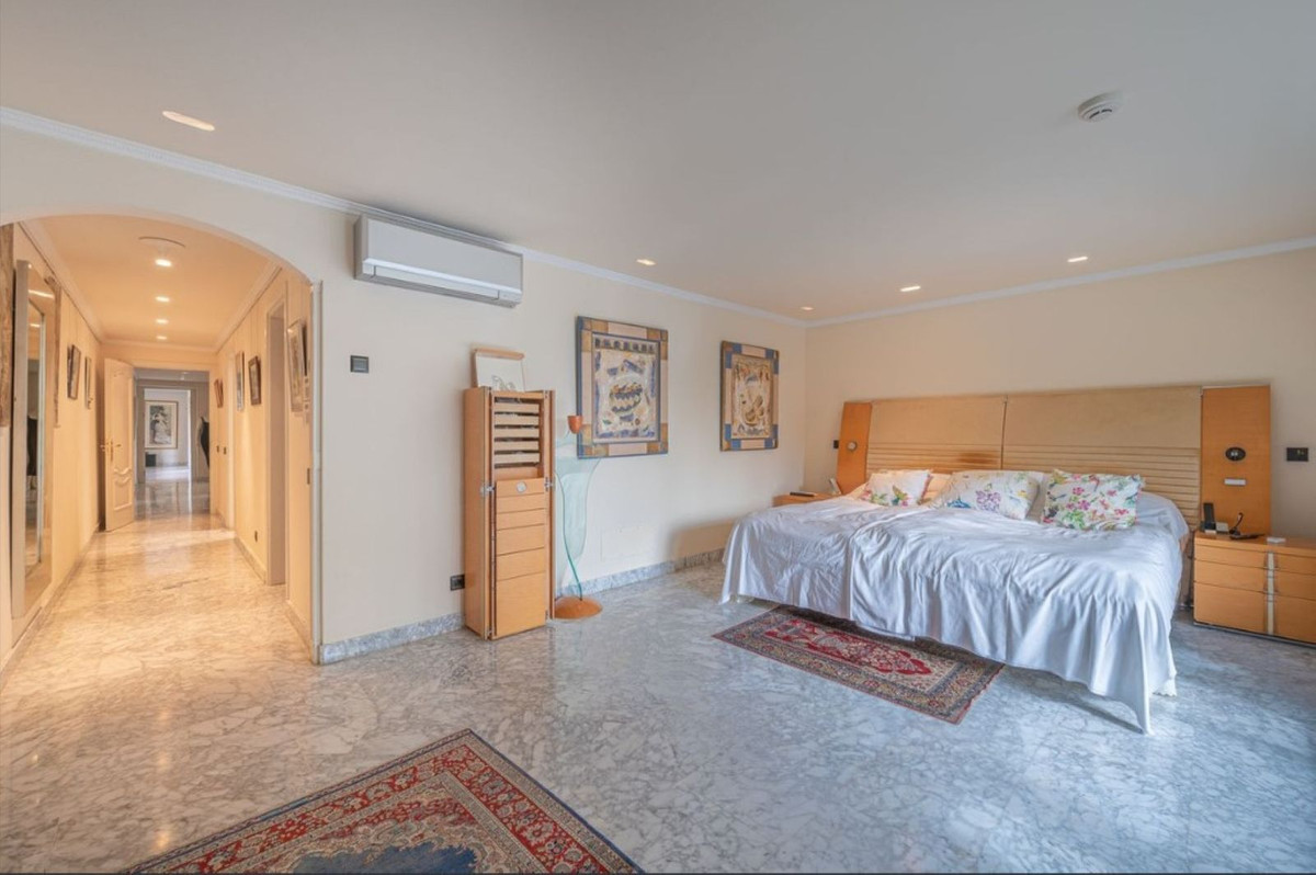 5 Bedroom Villa in Marbella - Photo 18