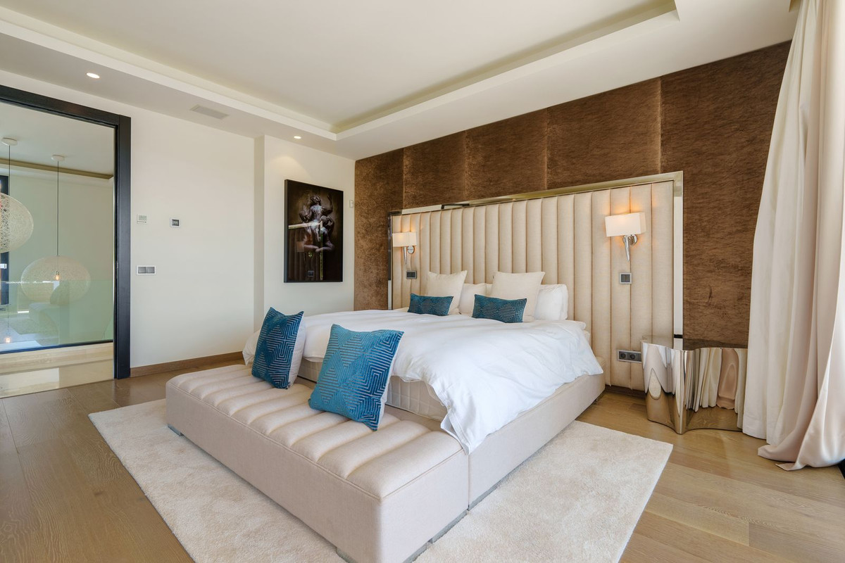 6 Bedroom Villa in Marbella - Photo 11