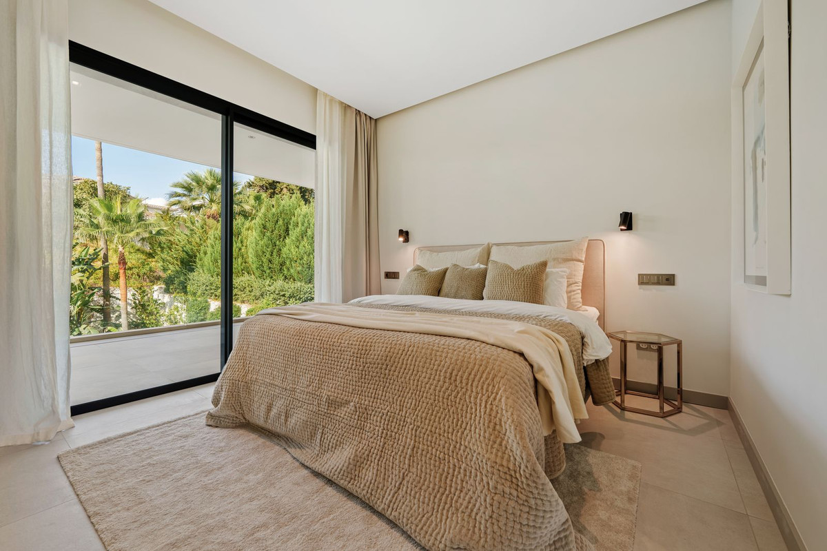 5 Bedroom Villa in Marbella - Photo 18