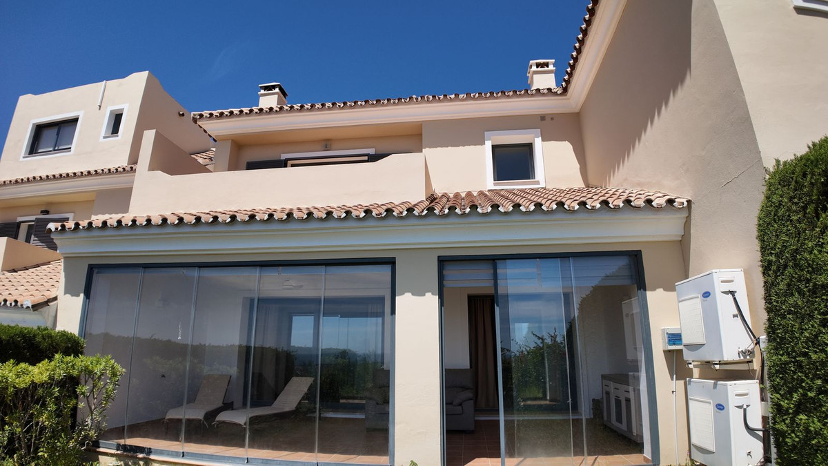 4 Bedroom Townhouse in Benahavís - Photo 6