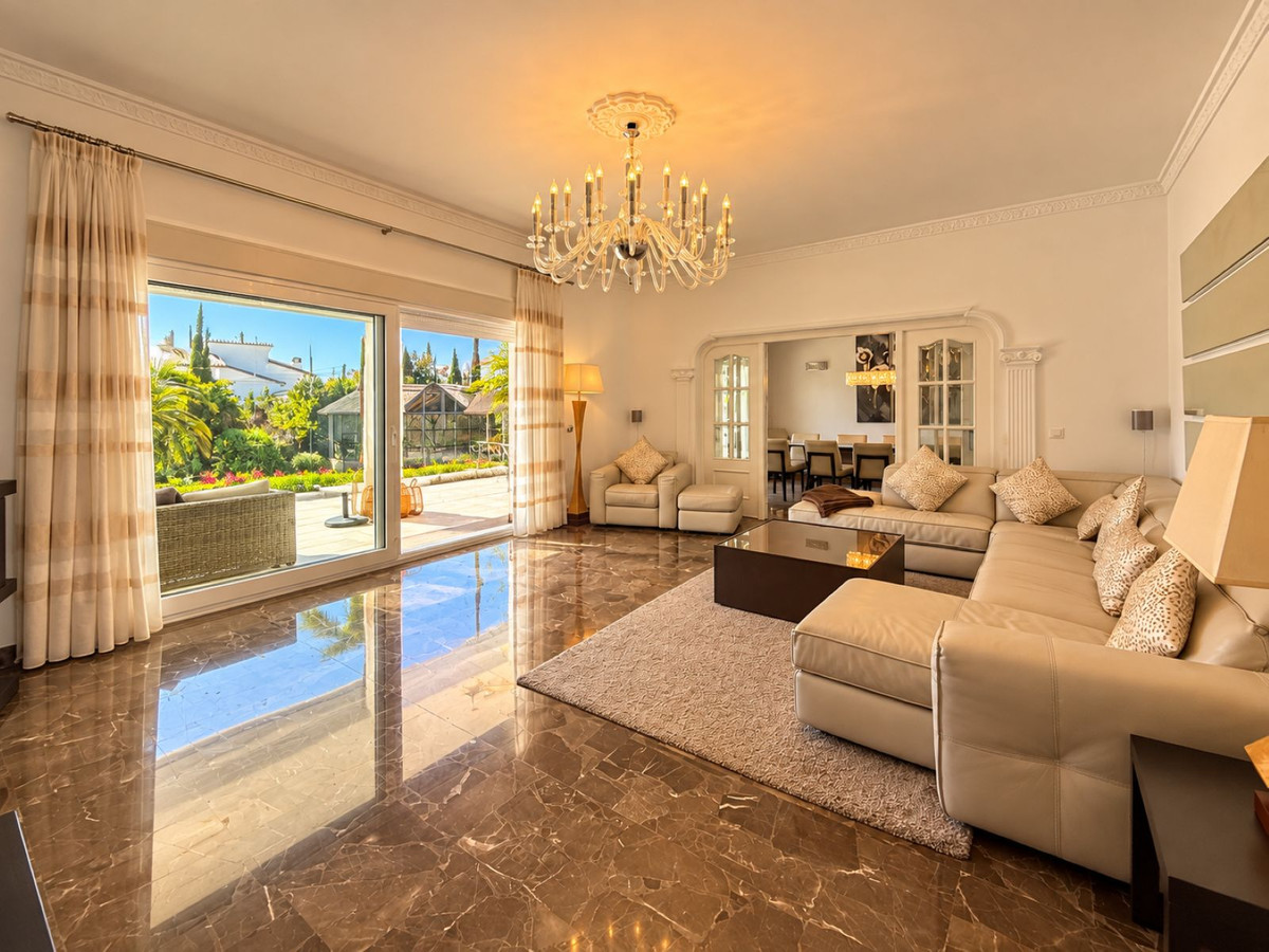 5 Bedroom Villa in Estepona - Photo 7