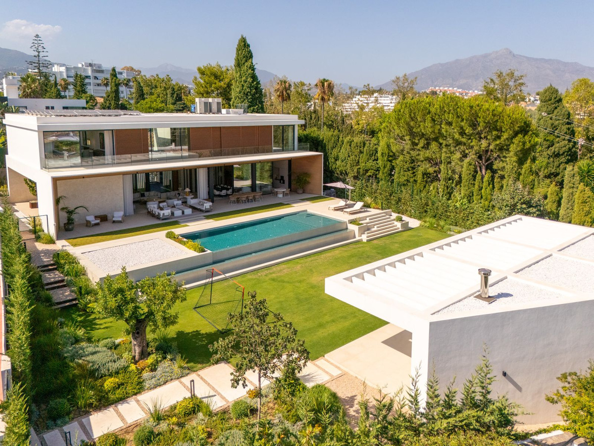 6 Bedroom Villa in San Pedro de Alcántara - Photo 24