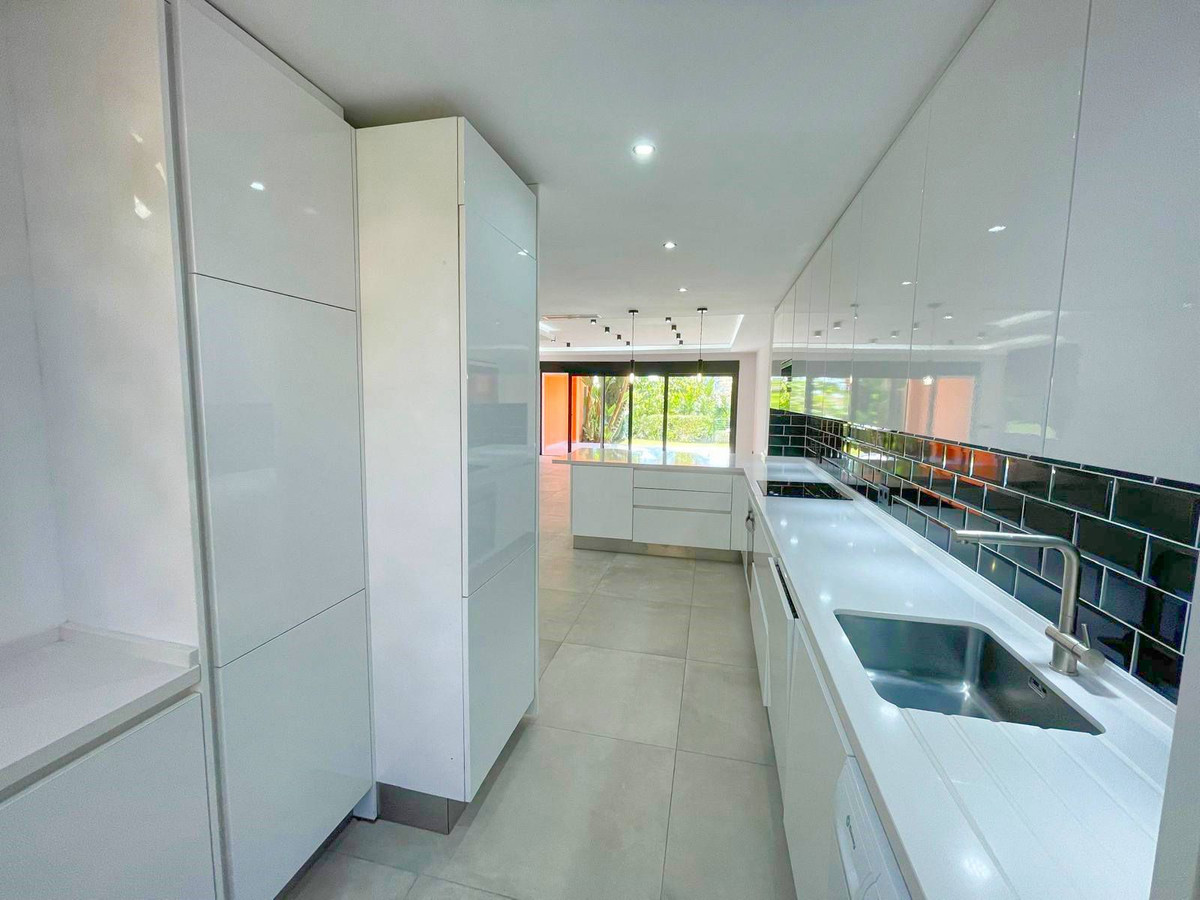 3 Bedroom Townhouse in Estepona - Photo 11