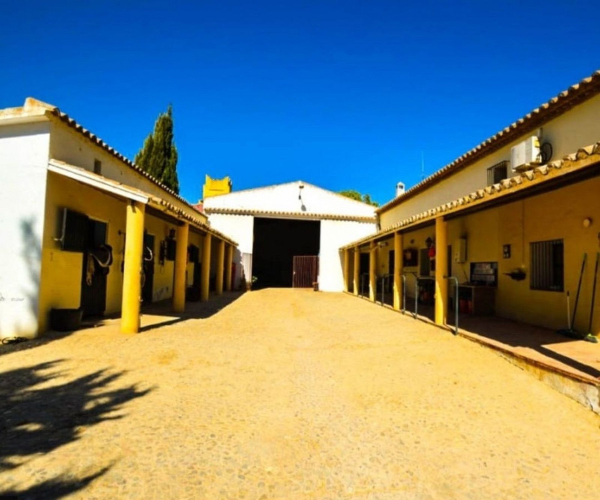 8 Bedroom Country house in Antequera - Photo 11