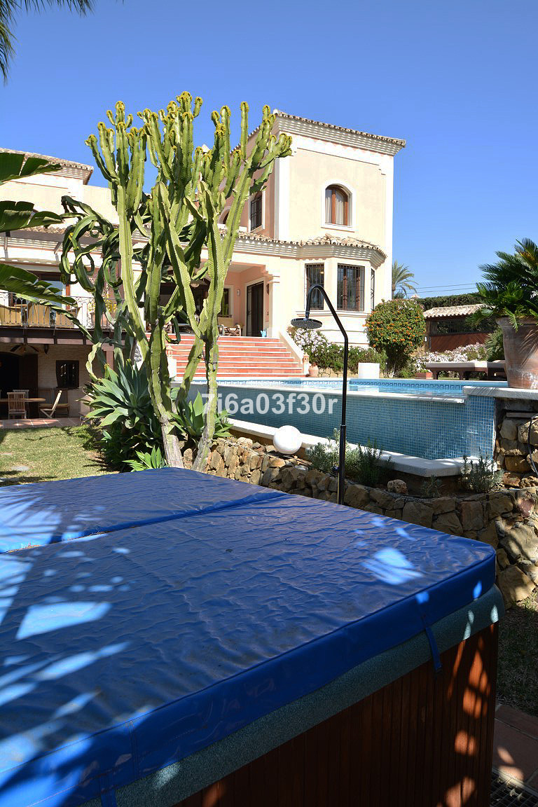 5 Bedroom Villa in Marbella - Photo 39
