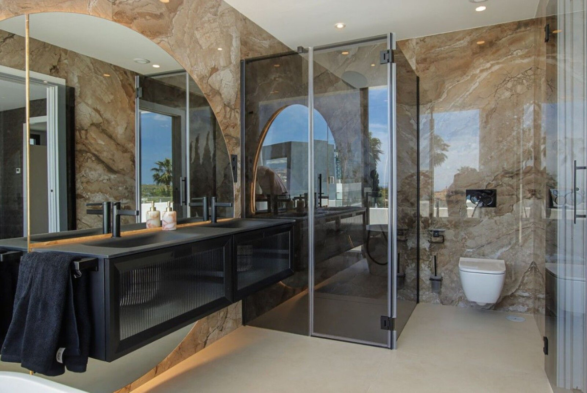 4 Bedroom Villa in Estepona - Photo 21