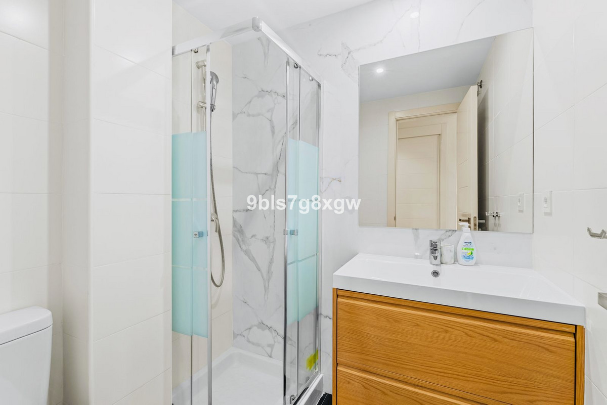 2 Bedroom Apartment in Estepona - Photo 21