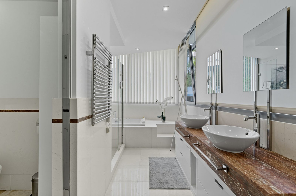 2 Bedroom Villa in Marbella - Photo 16
