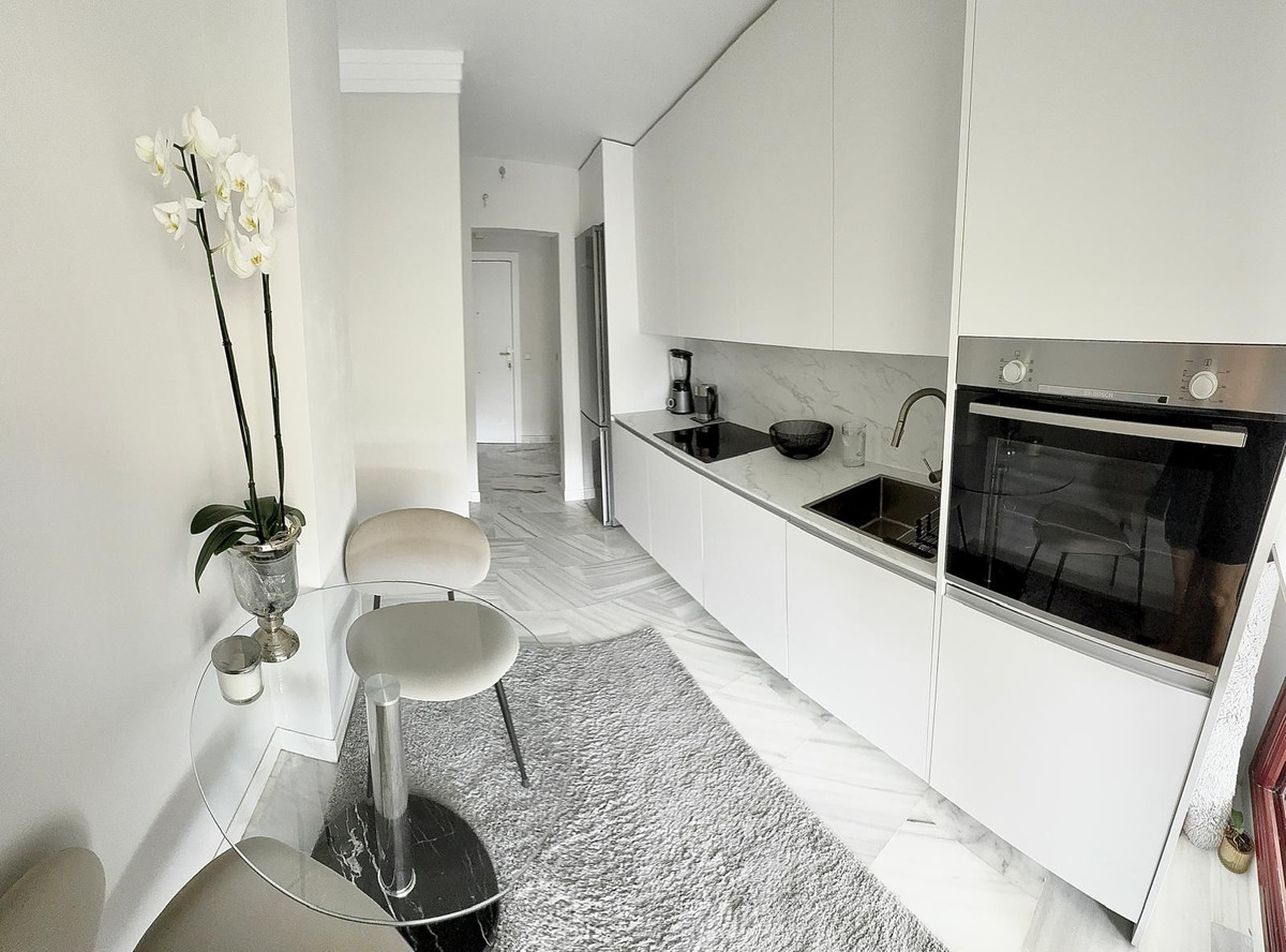 1 Bedroom Apartment in Estepona - Photo 5