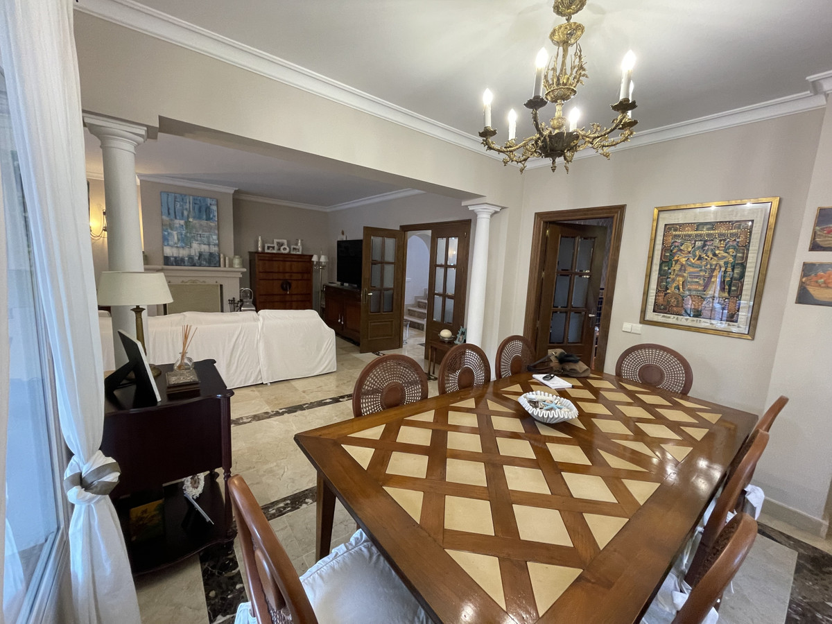 4 Bedroom Villa in Marbella - Photo 11