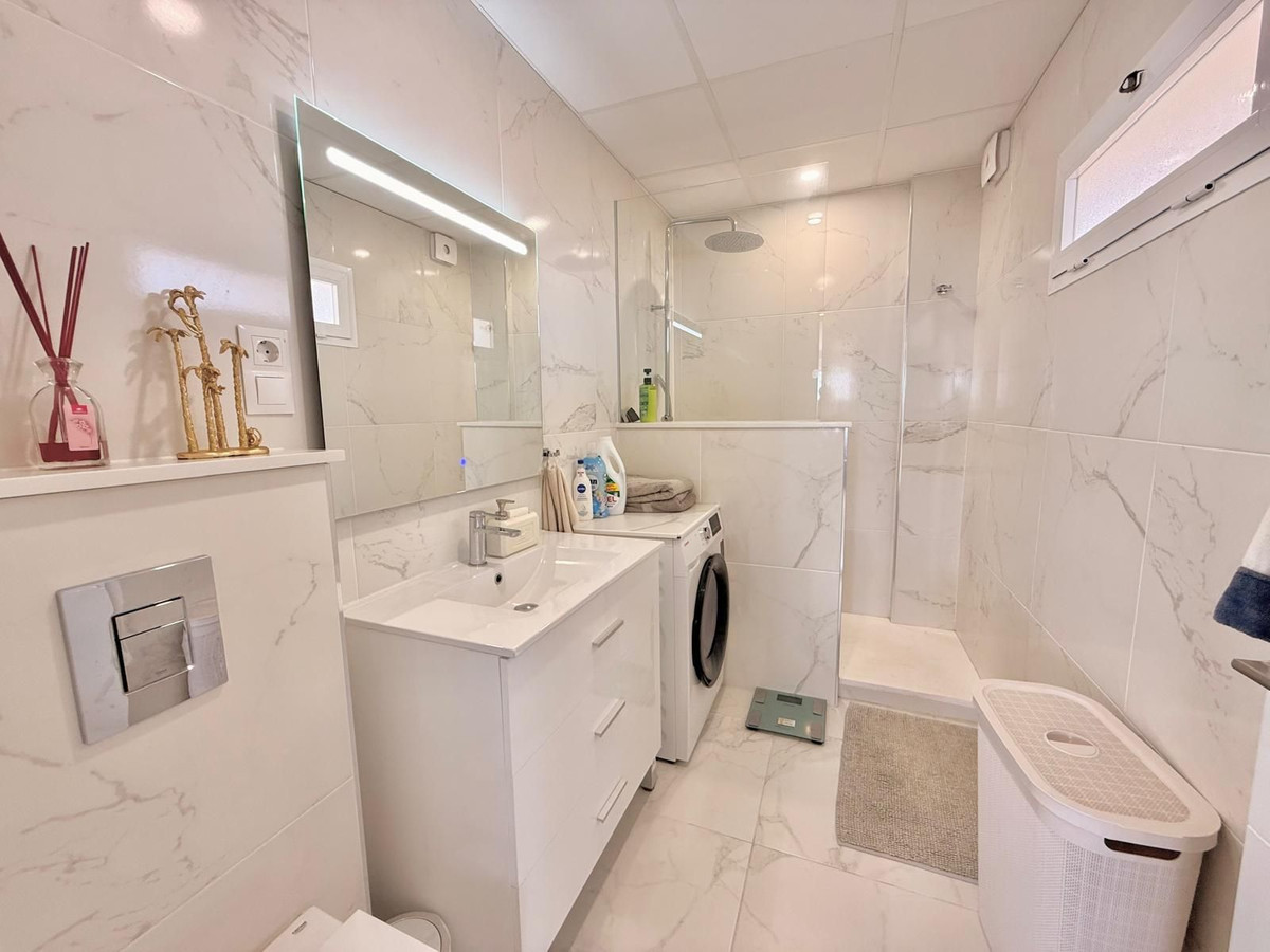 2 Bedroom Penthouse in Fuengirola - Photo 14