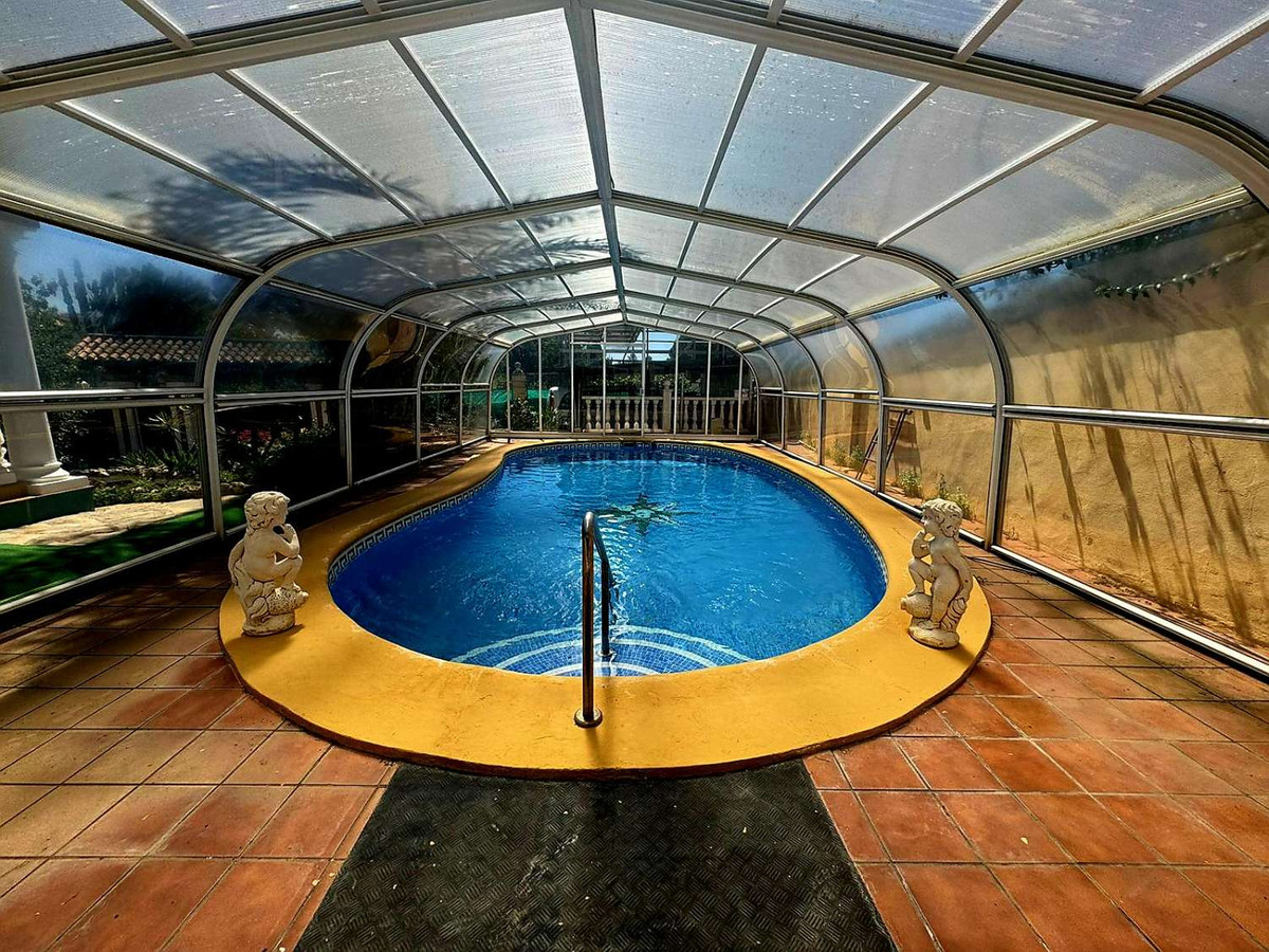 4 Bedroom Villa in Marbella - Photo 4