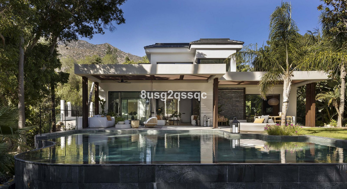 6 Bedroom Villa in Marbella - Photo 2