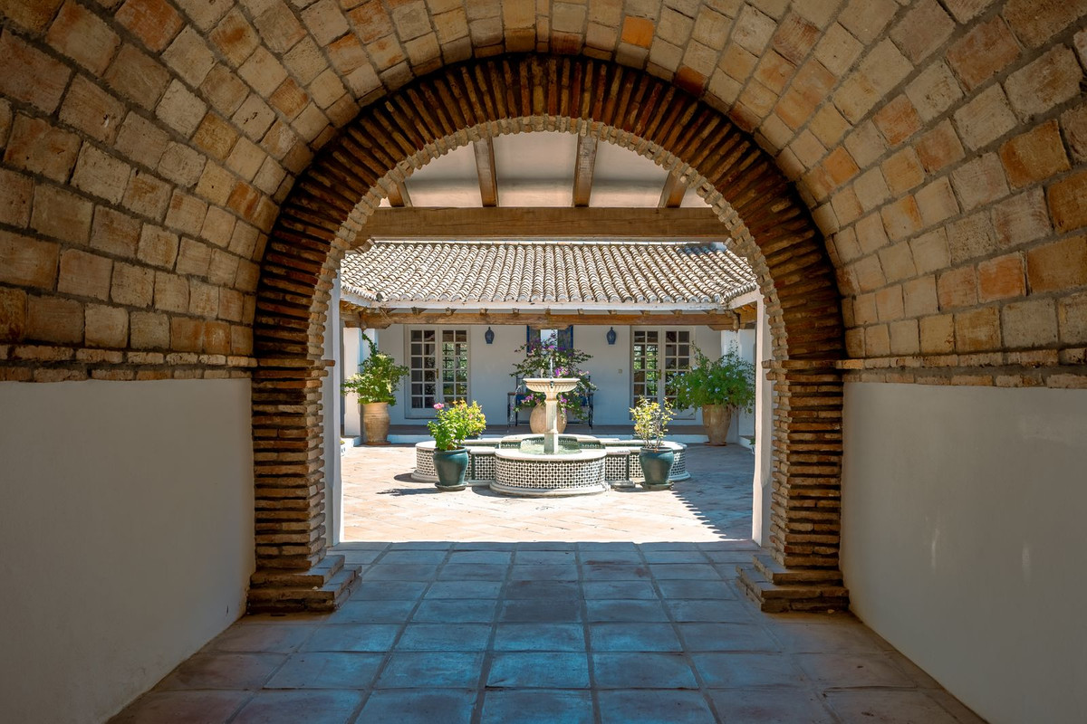 8 Bedroom Country house in Estepona - Фото 4