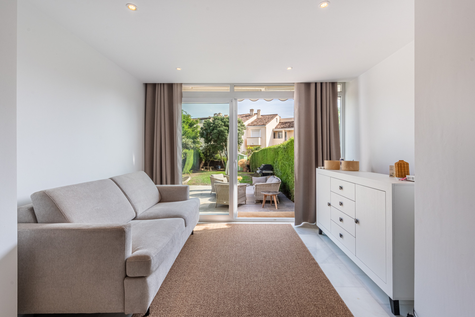 2 Bedroom Apartment in Estepona - Photo 14