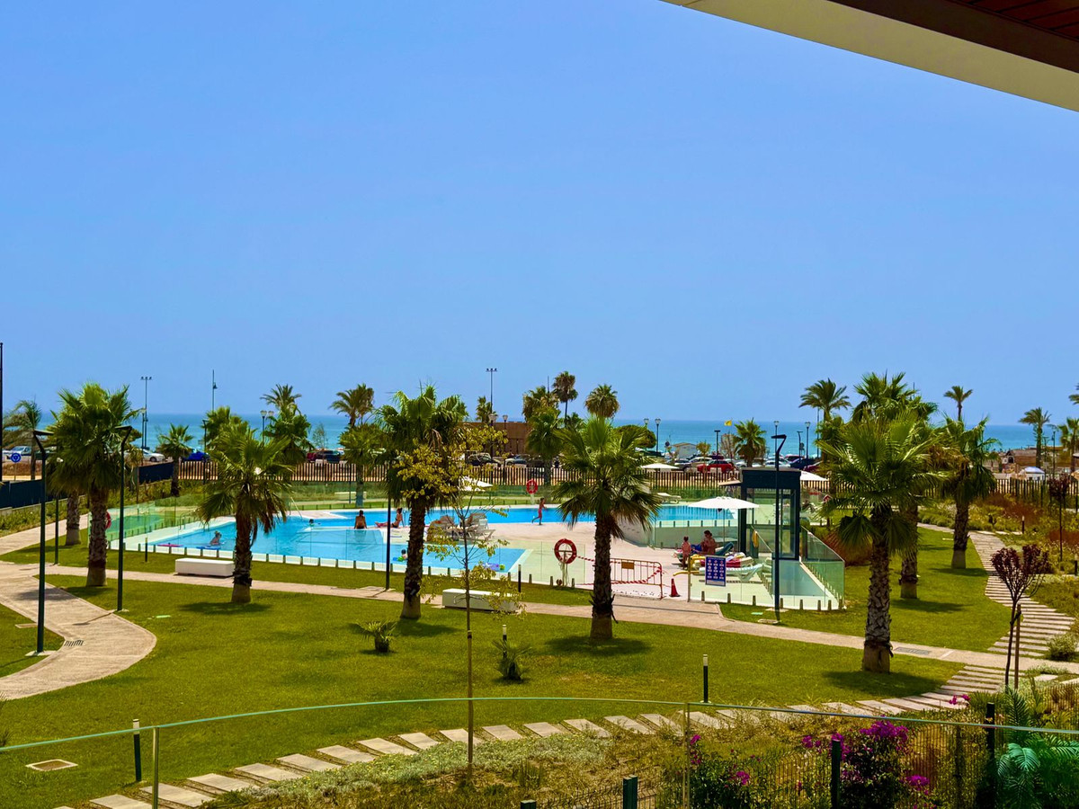 2 Bedroom Apartment in Torremolinos - Photo 2