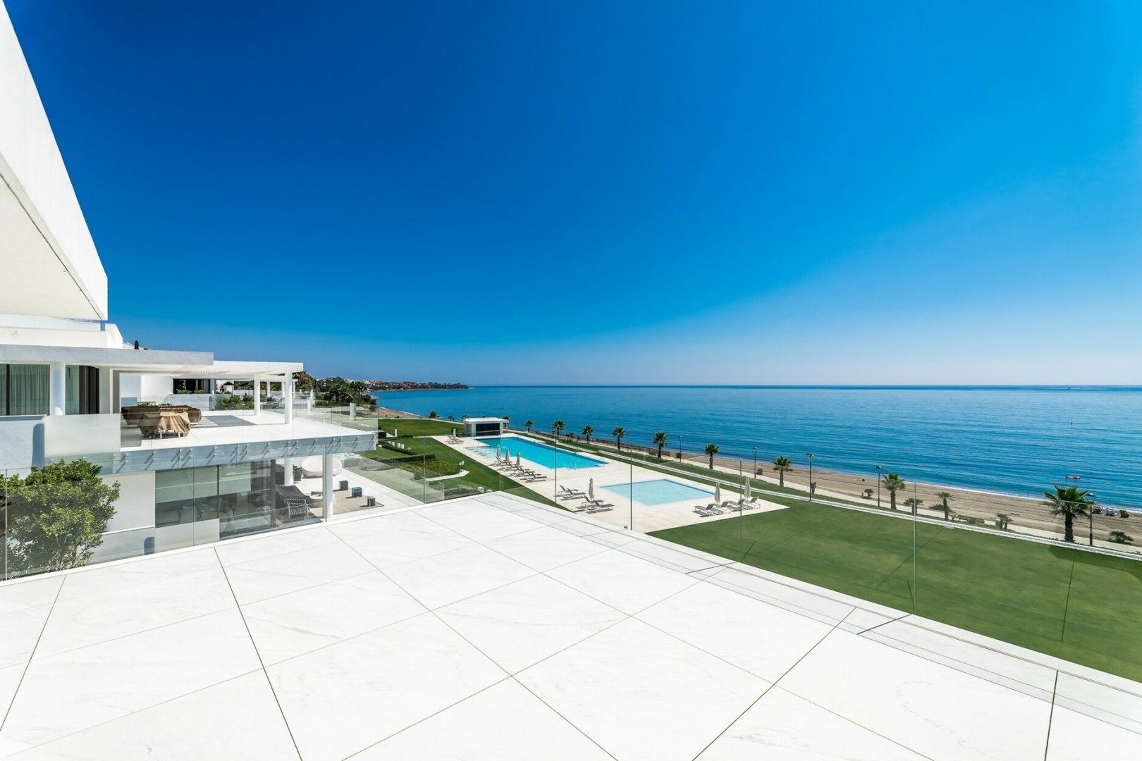 4 Bedroom Apartment in Estepona - Photo 19