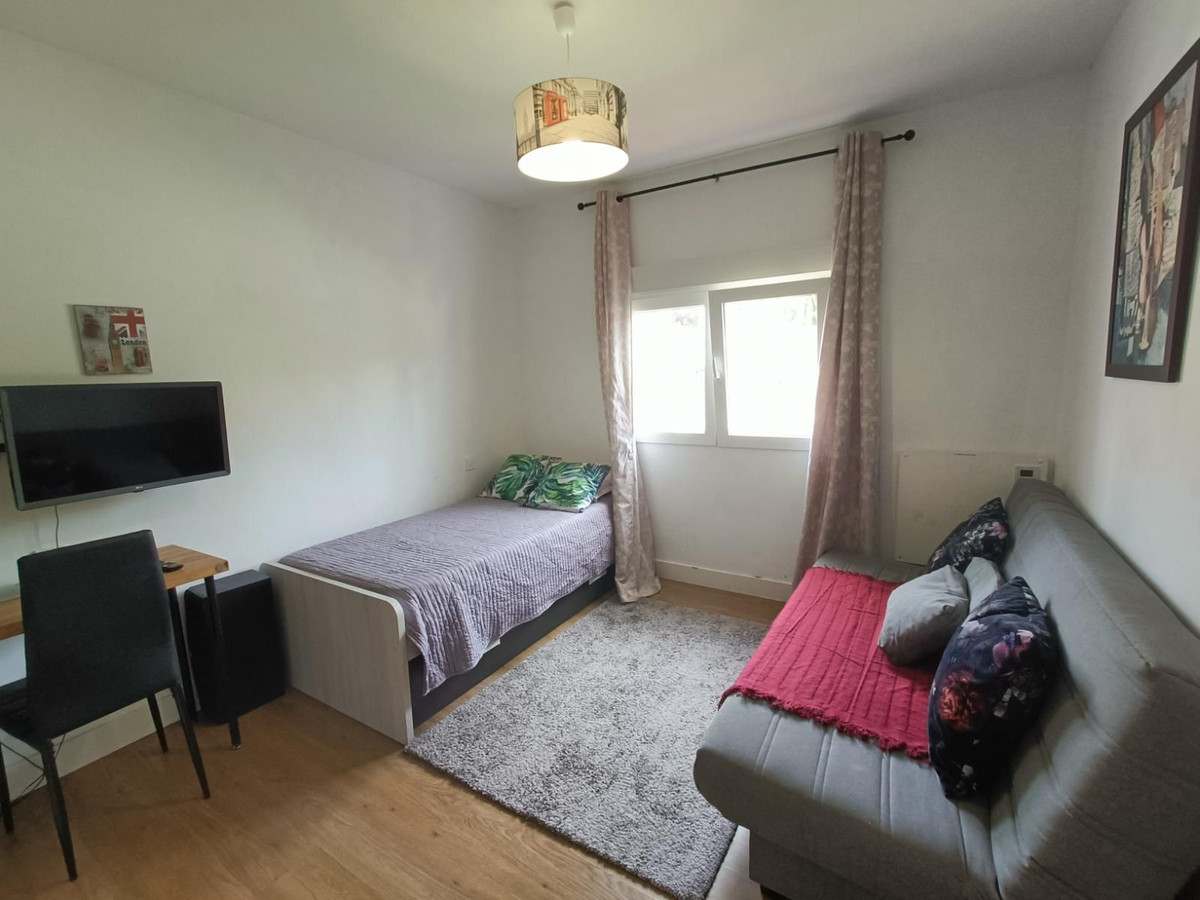2 Bedroom Apartment in Estepona - Photo 7