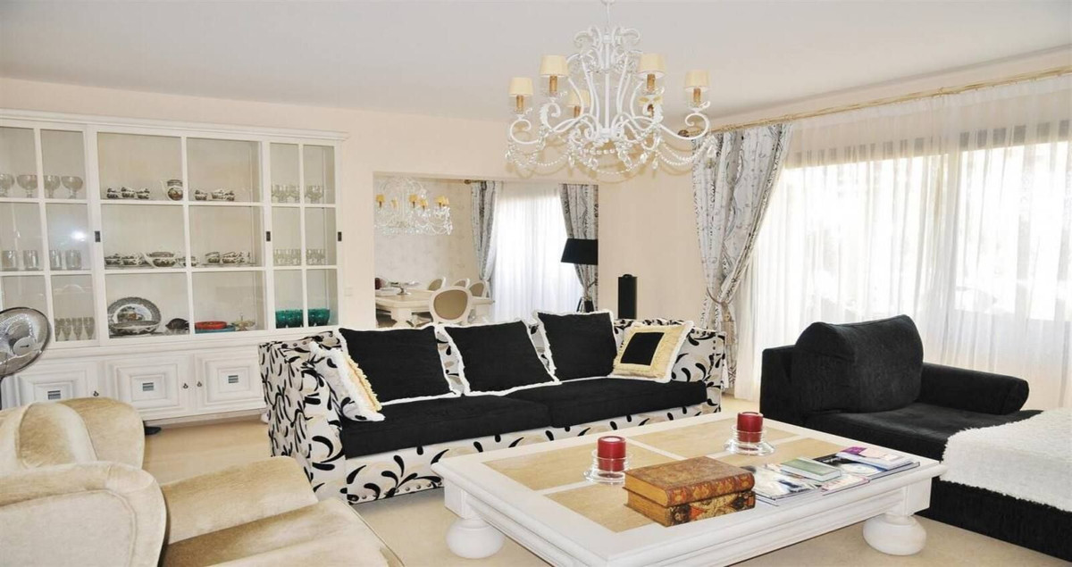 4 Bedroom Penthouse in Benahavís - Photo 3
