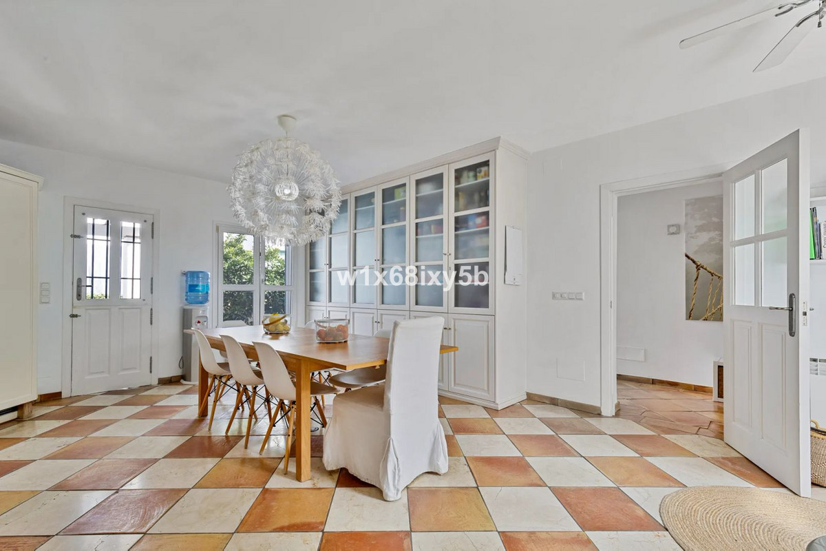 5 Bedroom Villa in San Pedro de Alcántara - Photo 5