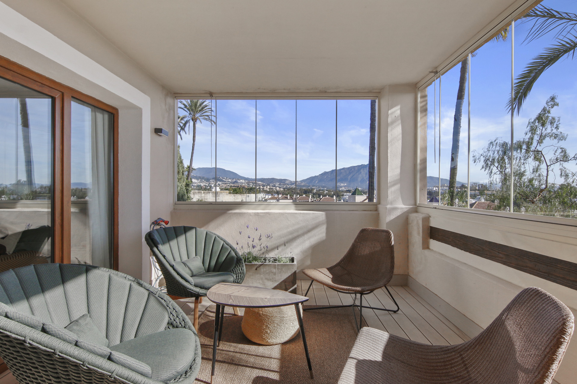 3 Bedroom Apartment in Estepona - Photo 2