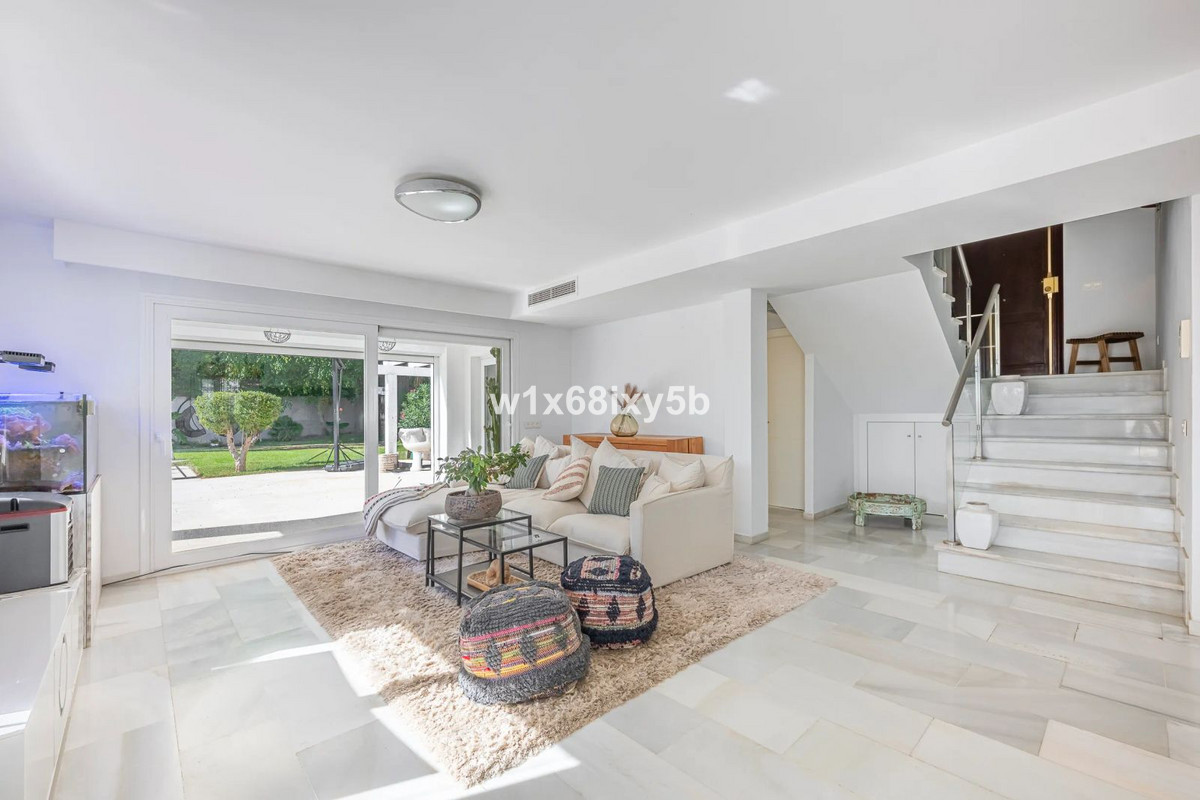 4 Bedroom Villa in Marbella - Photo 8
