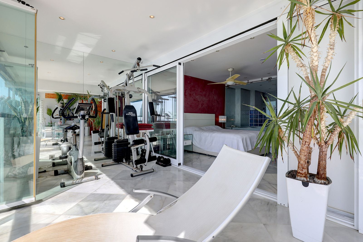 2 Bedroom Apartment in Benalmádena - Photo 24