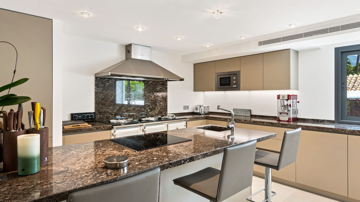 6 Bedroom Villa in Marbella - Photo 32