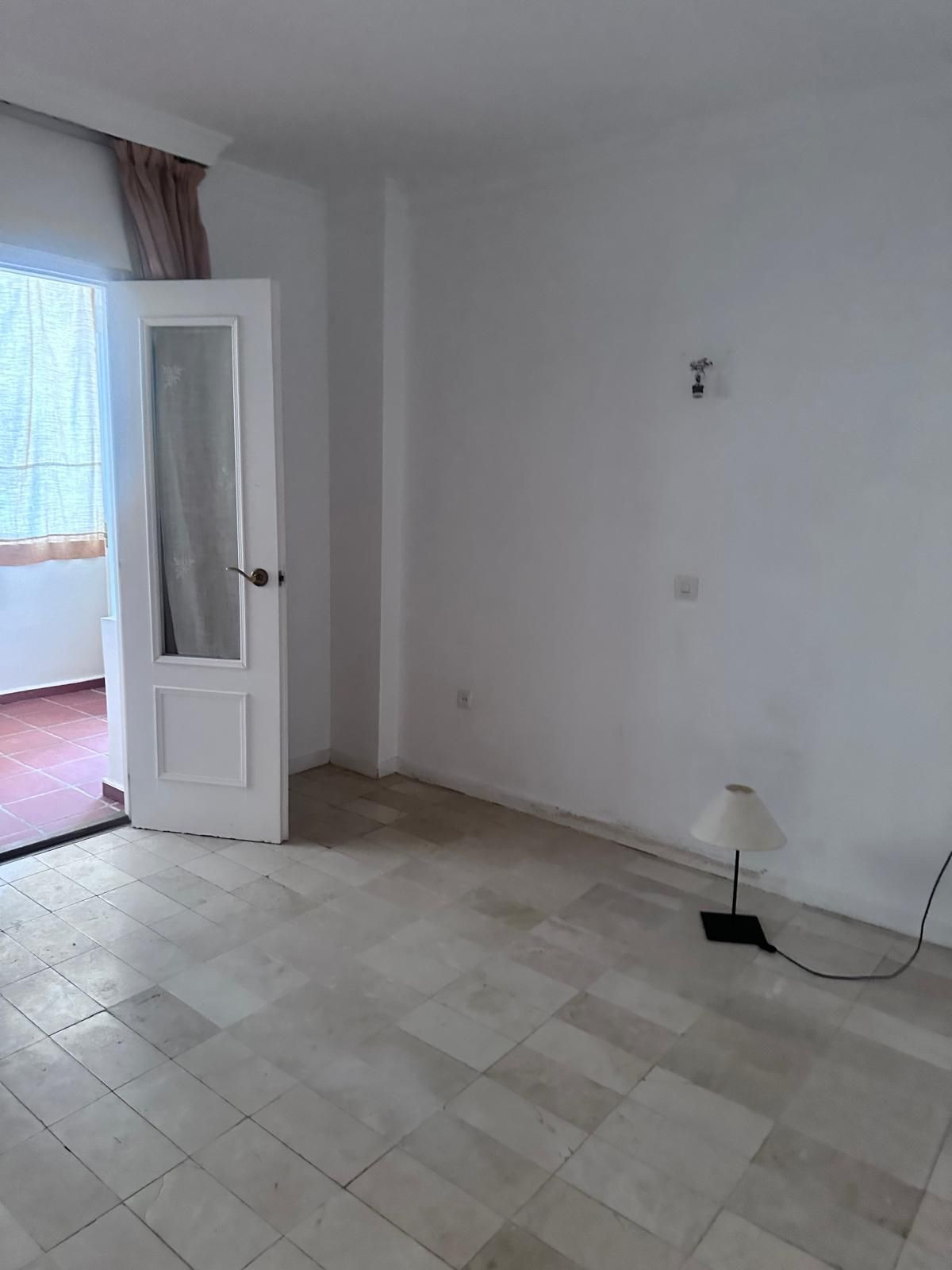 1 Bedroom Apartment in Marbella - Photo 6