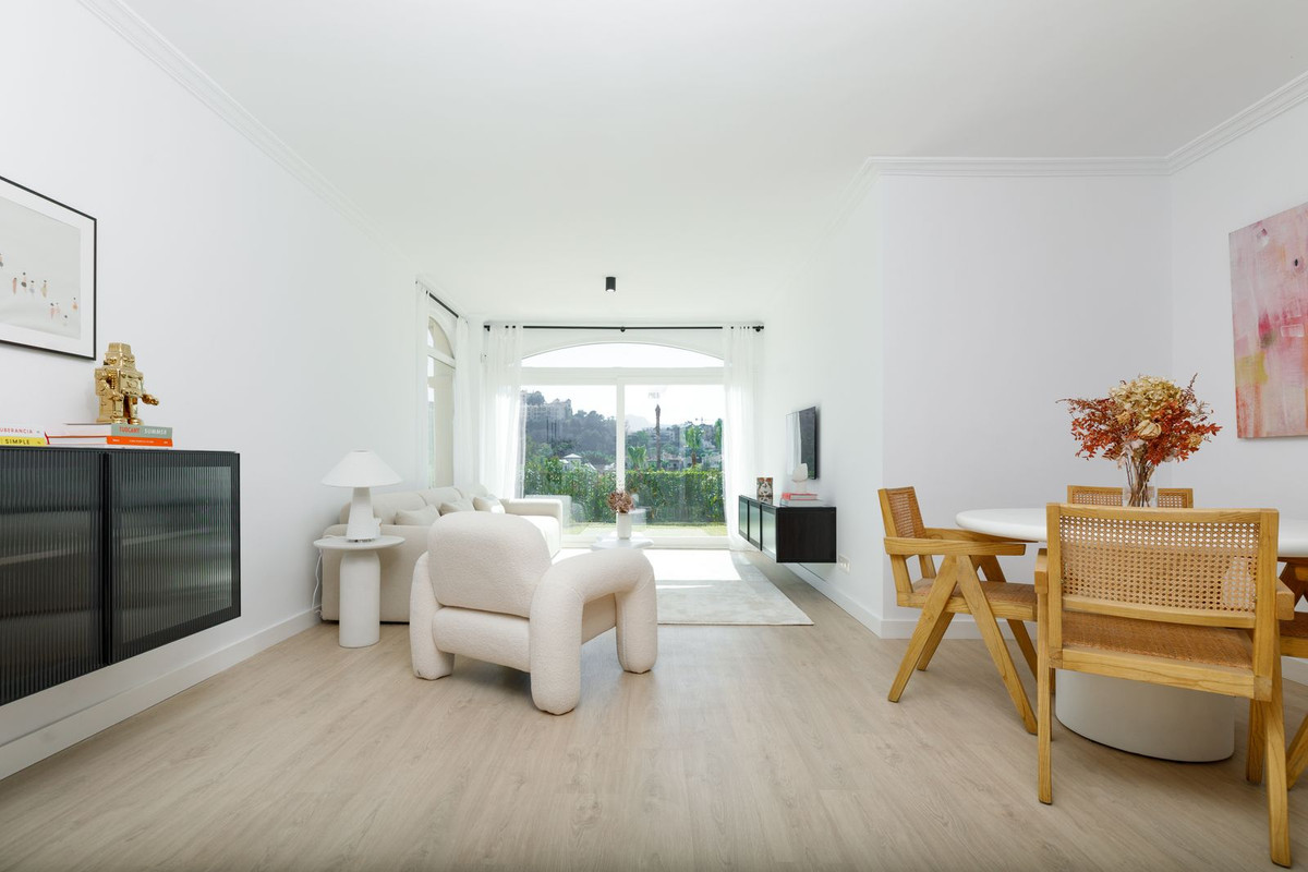 3 Bedroom Apartment in Benahavís - Photo 3