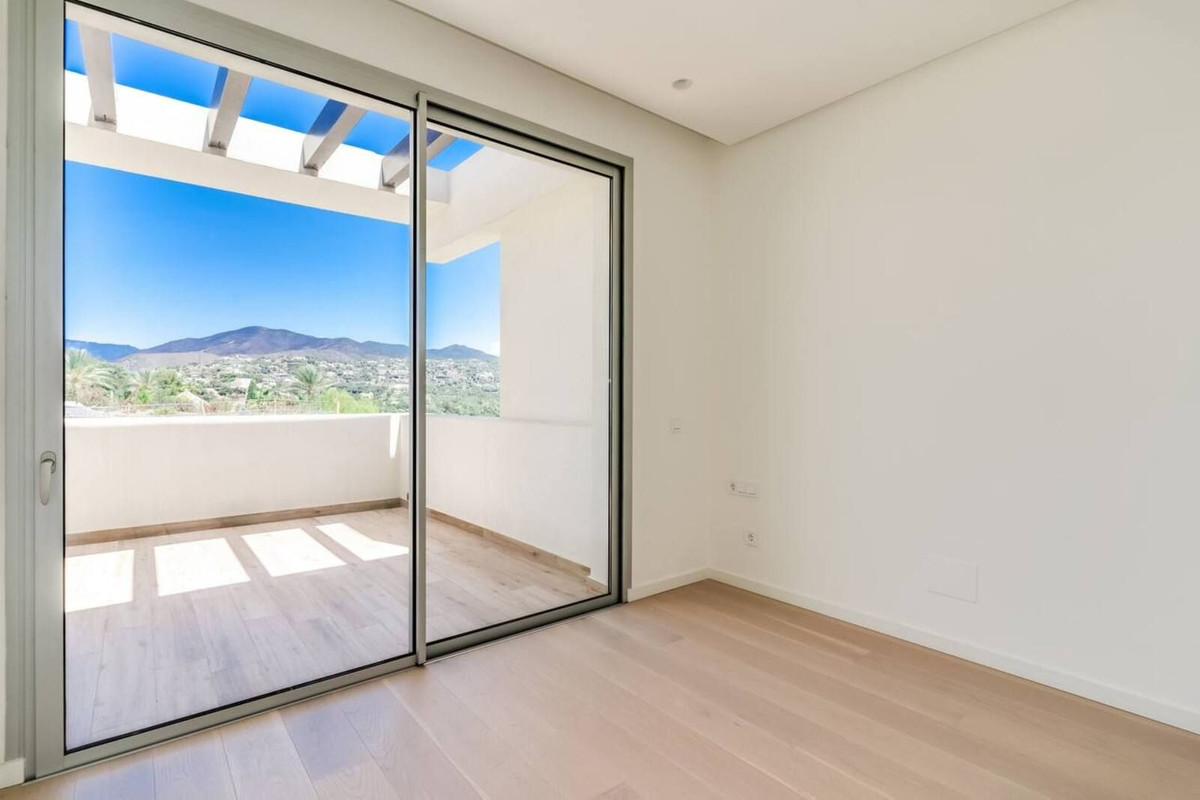 4 Bedroom Penthouse in Benahavís - Photo 17