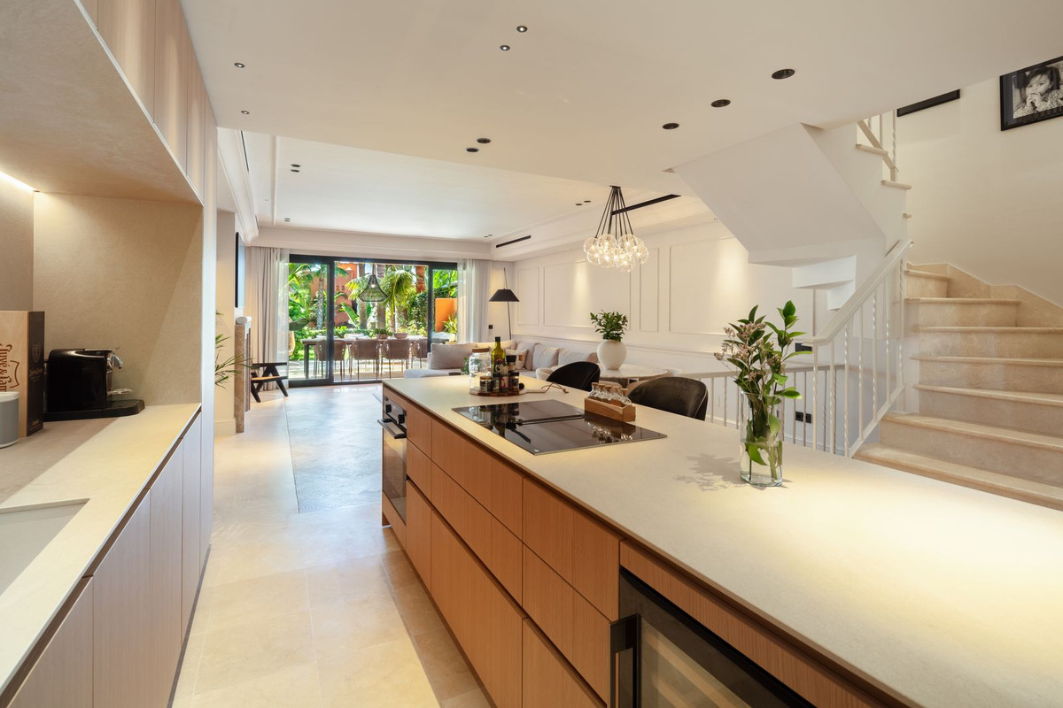 4 Bedroom Townhouse in Marbella - Photo 12