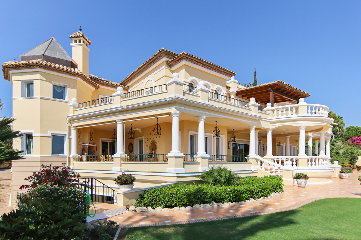 5 Bedroom Villa in Estepona - Photo 2