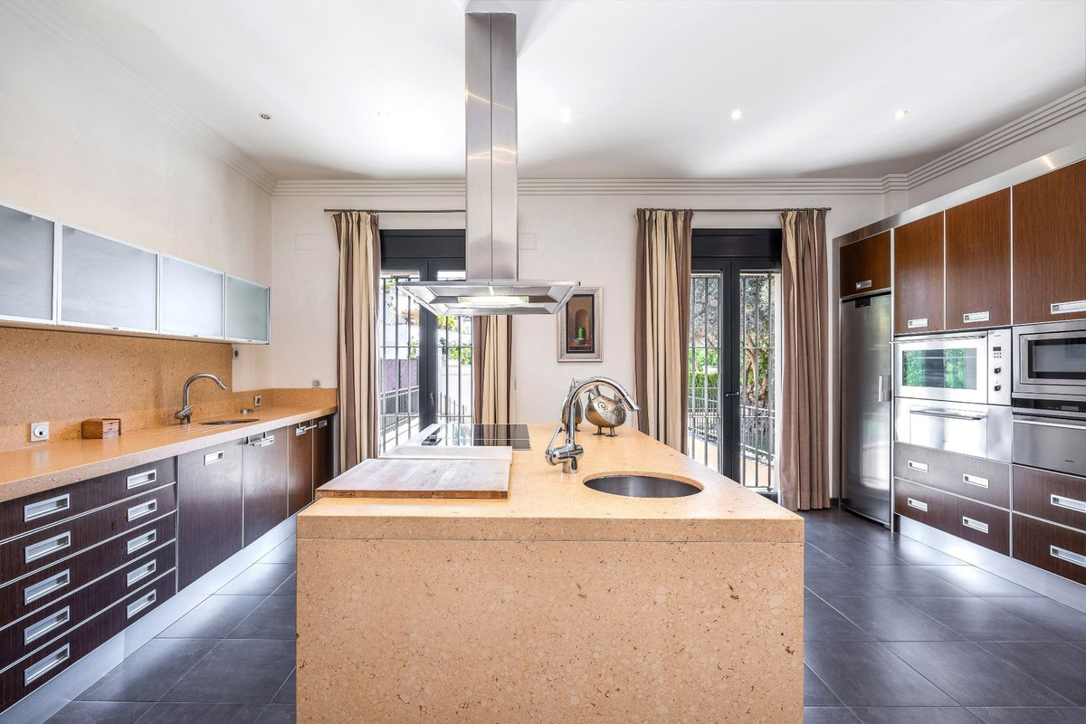 6 Bedroom Villa in Marbella - Photo 15