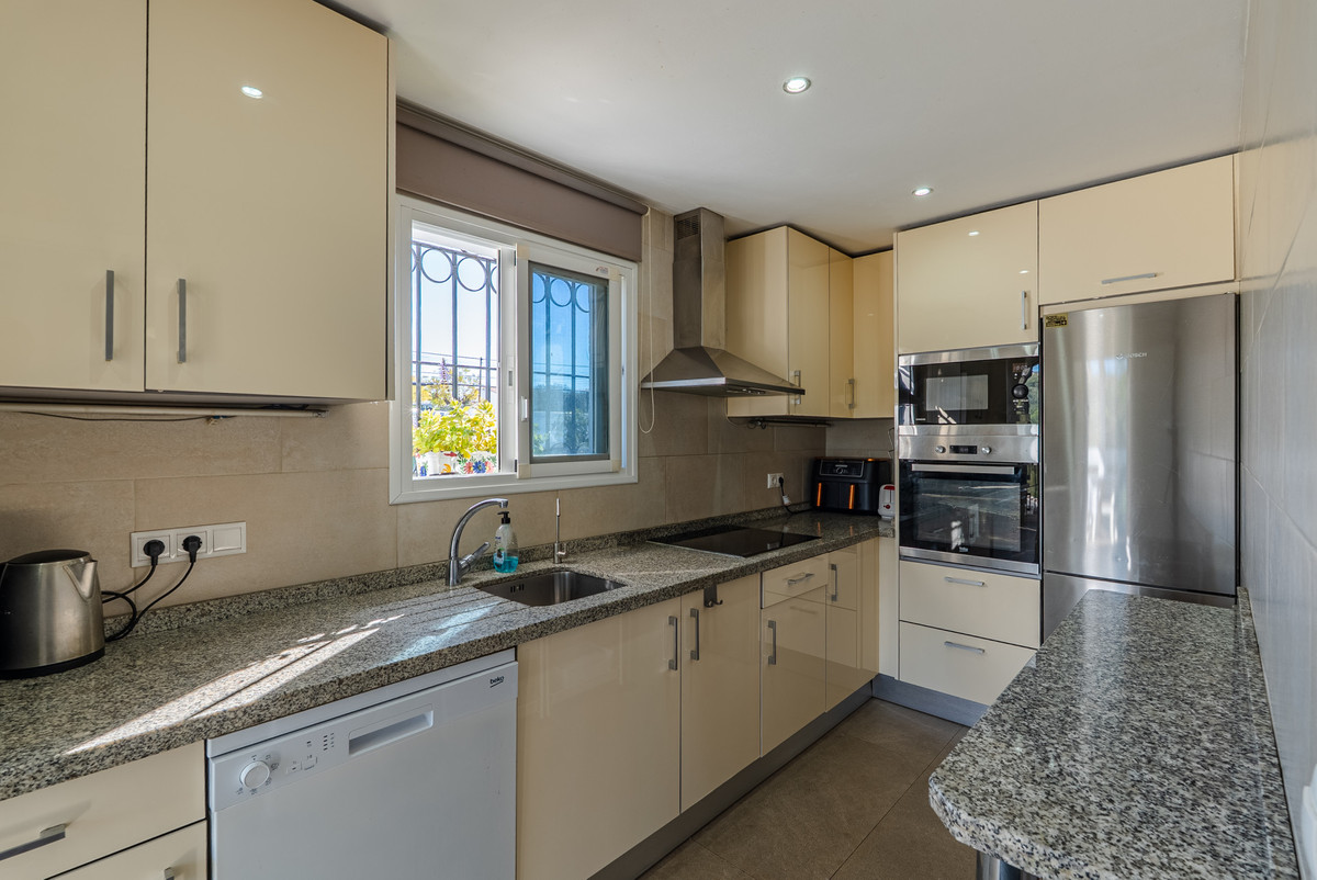 3 Bedroom Townhouse in Estepona - Photo 8