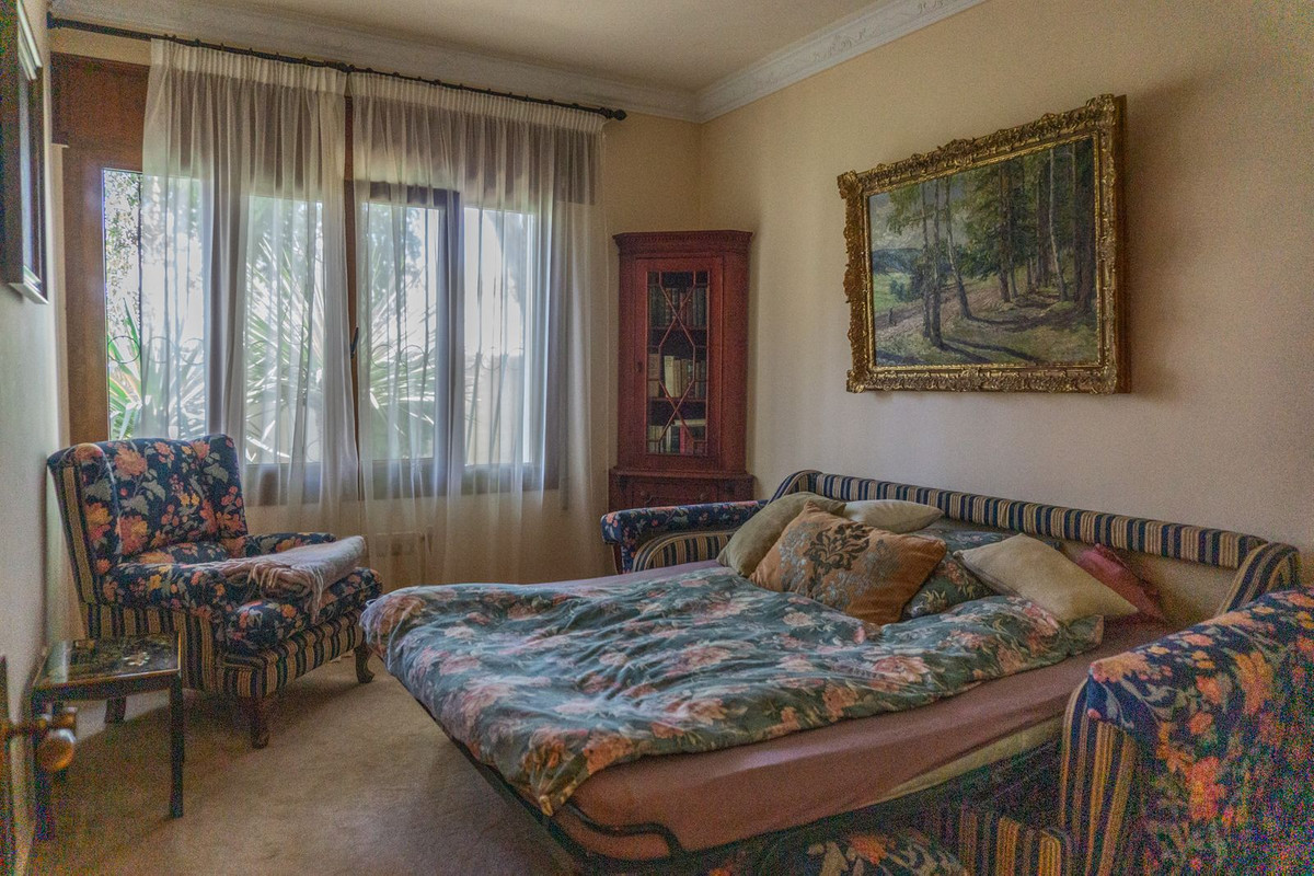 6 Bedroom Villa in Estepona - Photo 33