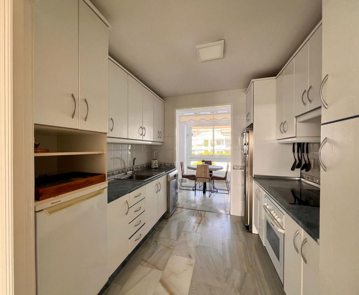 3 Bedroom Penthouse in Estepona - Photo 11