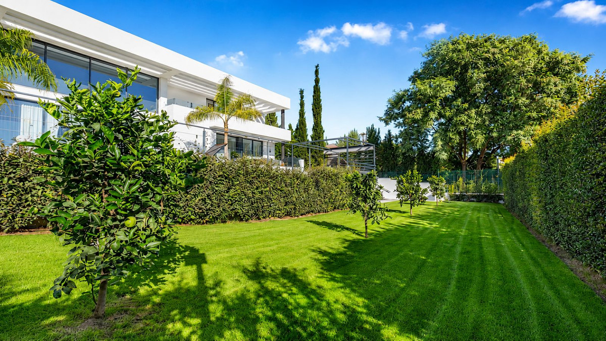 5 Bedroom Villa in Estepona - Photo 25