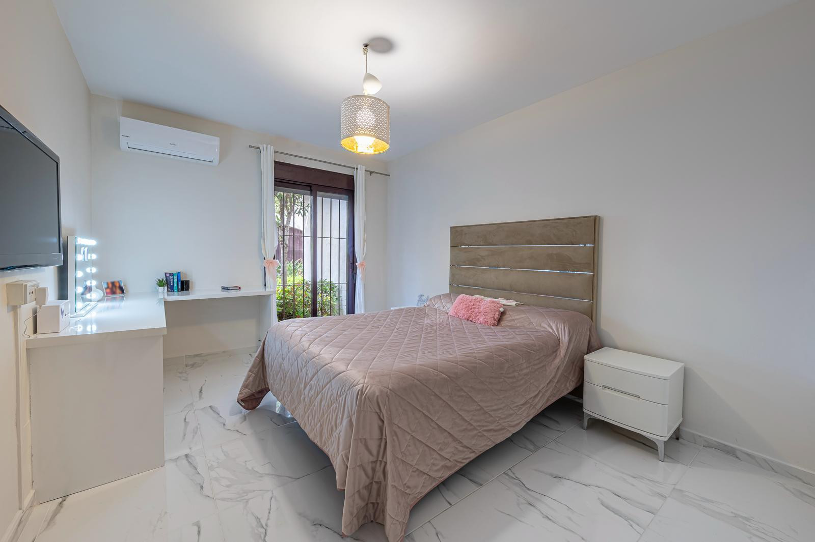 3 Bedroom Apartment in Marbella - Photo 8