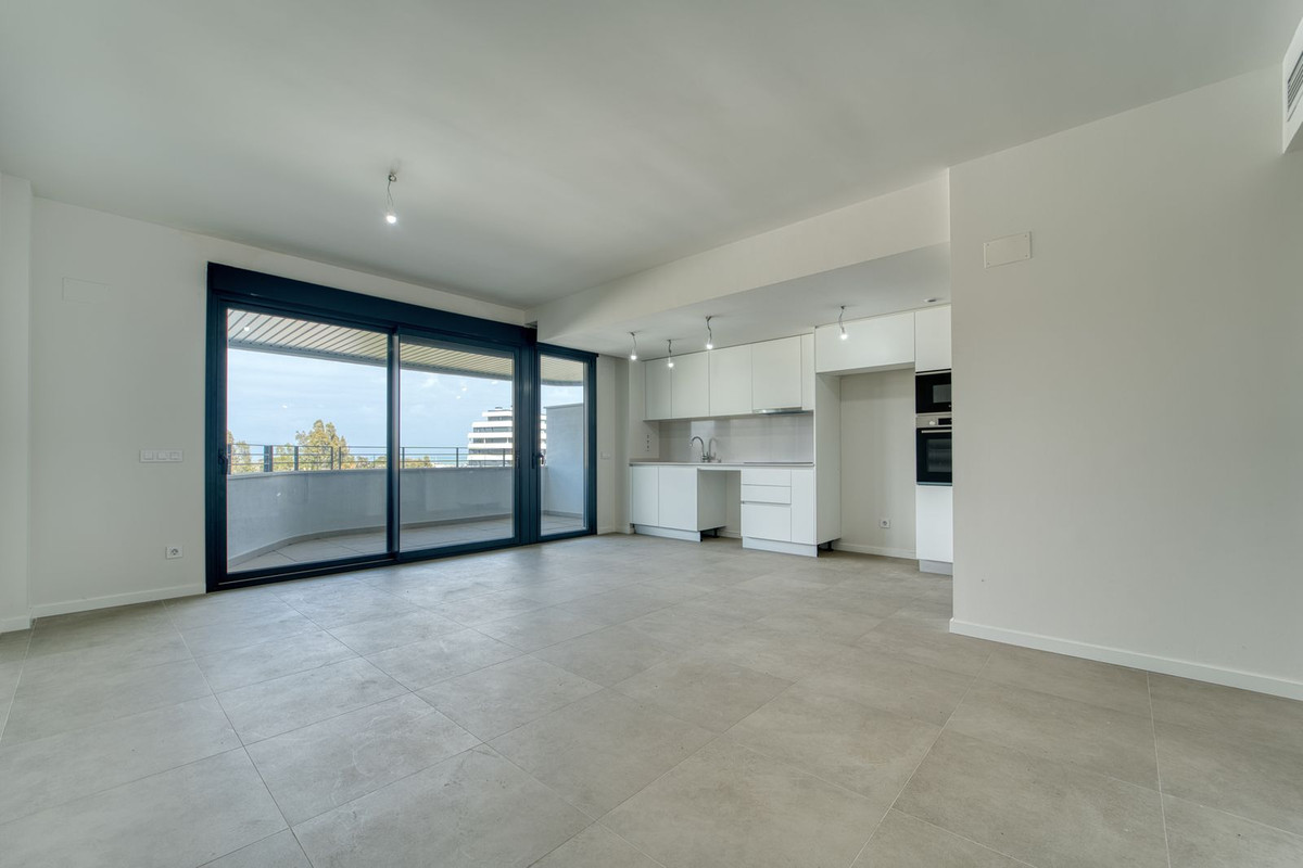 2 Bedroom Apartment in Torremolinos - Photo 2