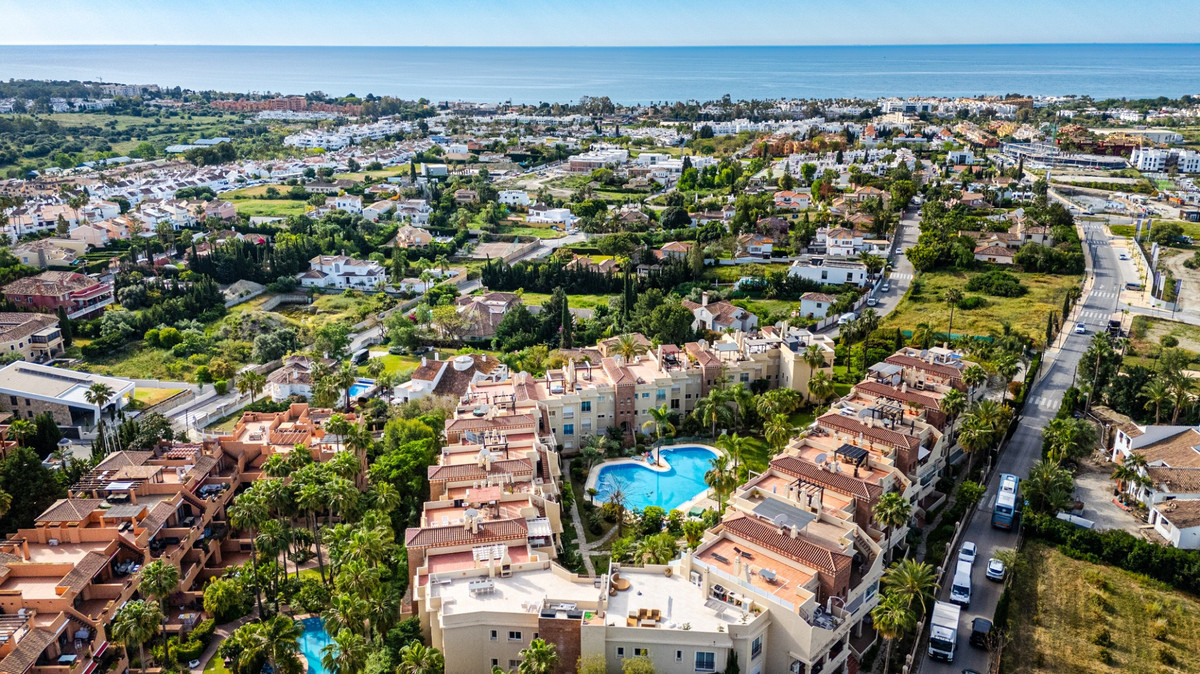 1 Bedroom Penthouse in Estepona - Photo 25