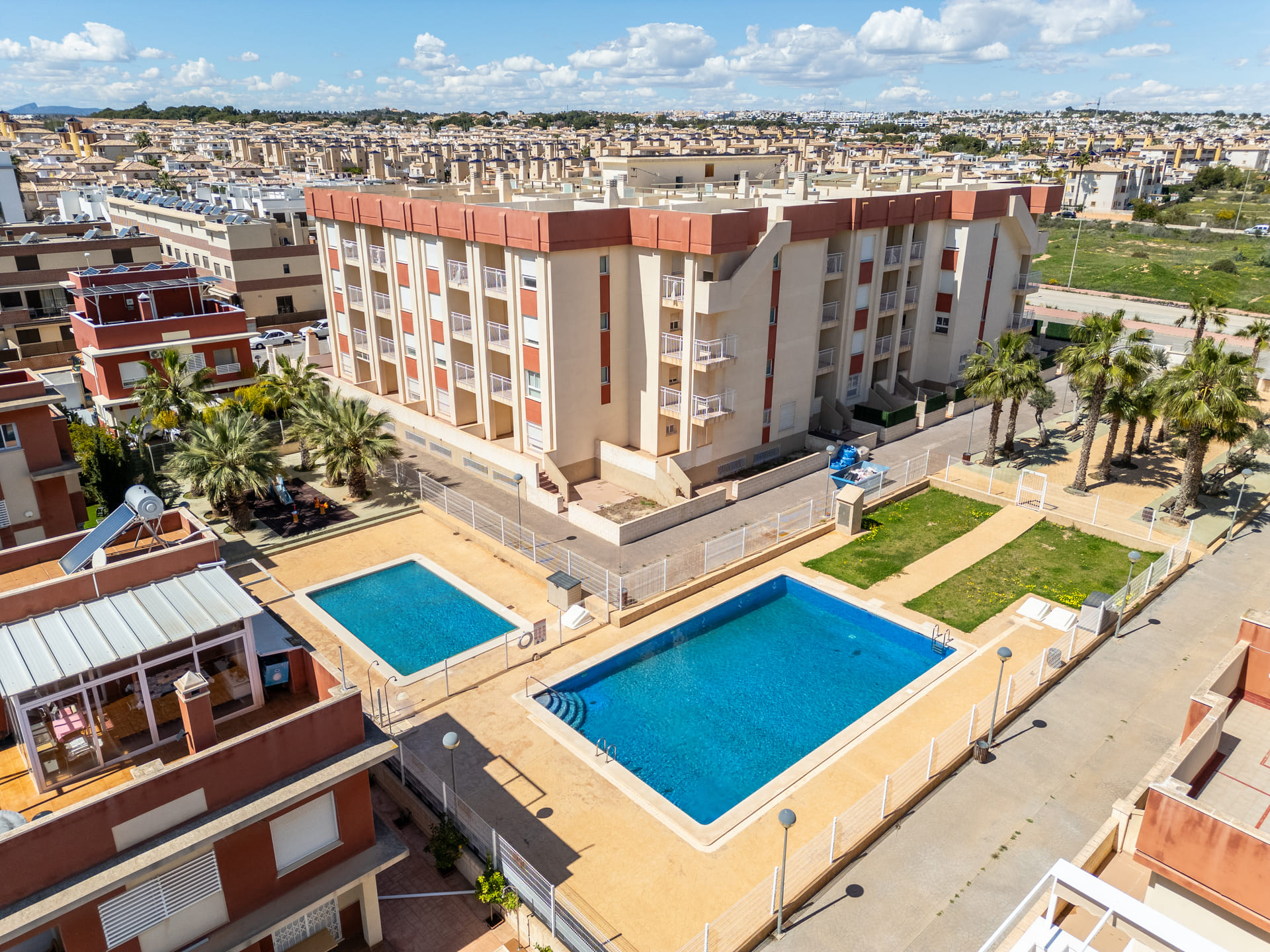 2-bedroom apartment with pool in Alicante, Spain – Photo 18