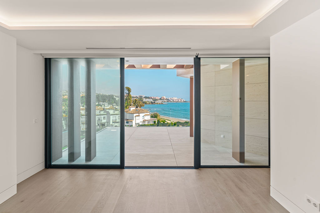 4 Bedroom Penthouse in Estepona - Photo 31