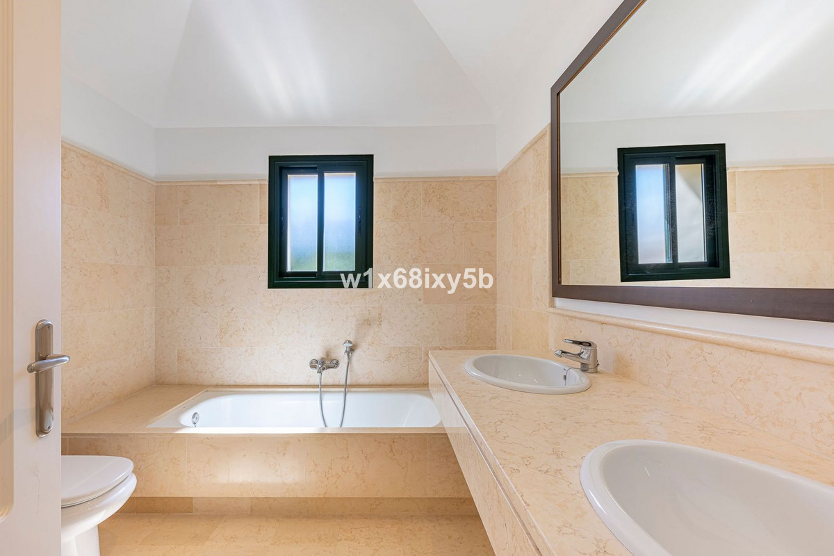 3 Bedroom Penthouse in Benahavís - Photo 19