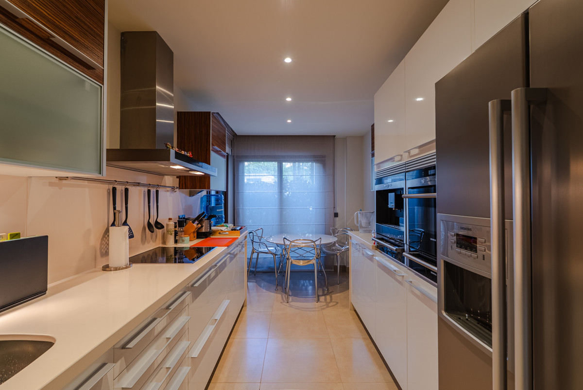 3 Bedroom Apartment in Estepona - Photo 11