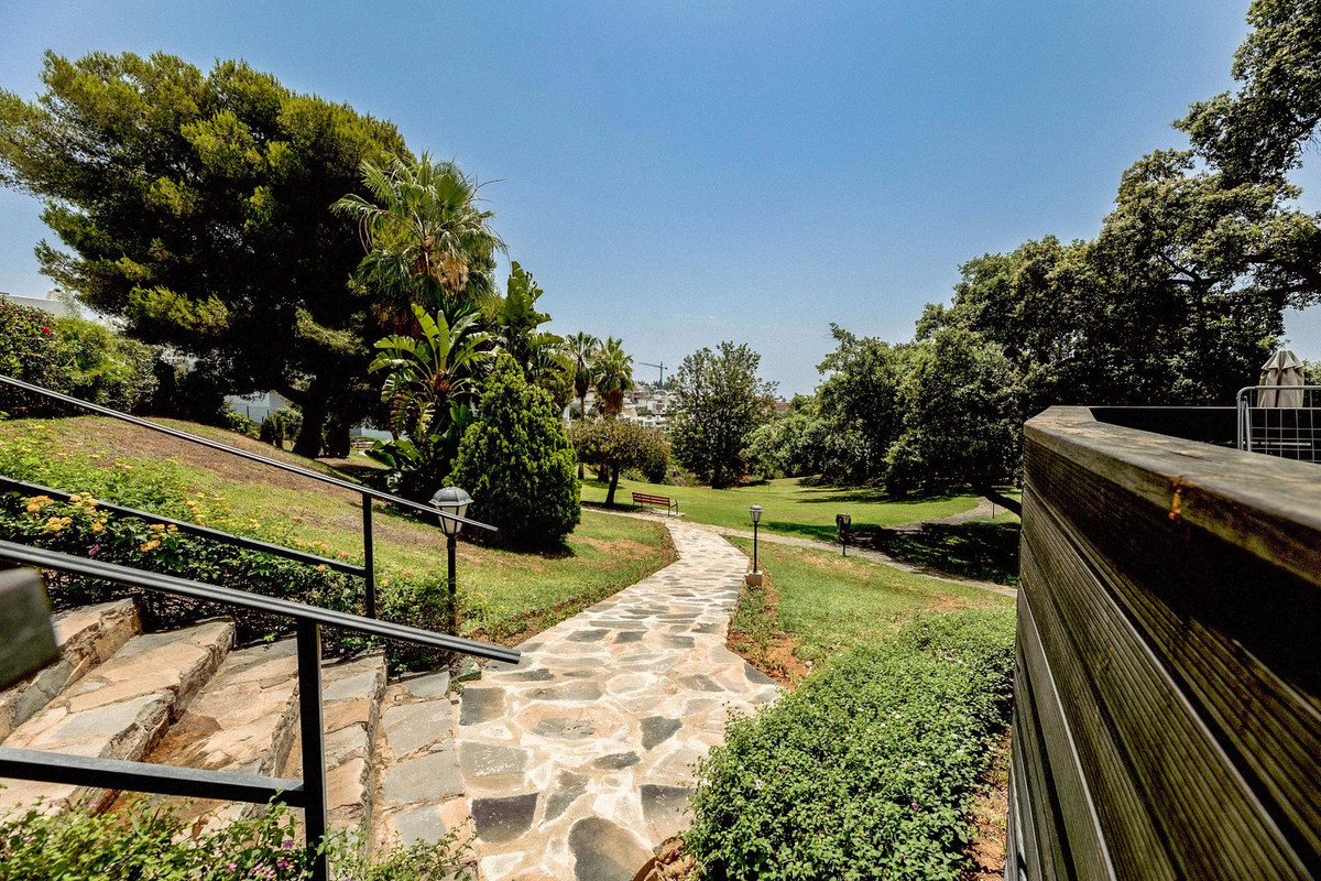 4 Bedroom Townhouse in Marbella - Photo 2
