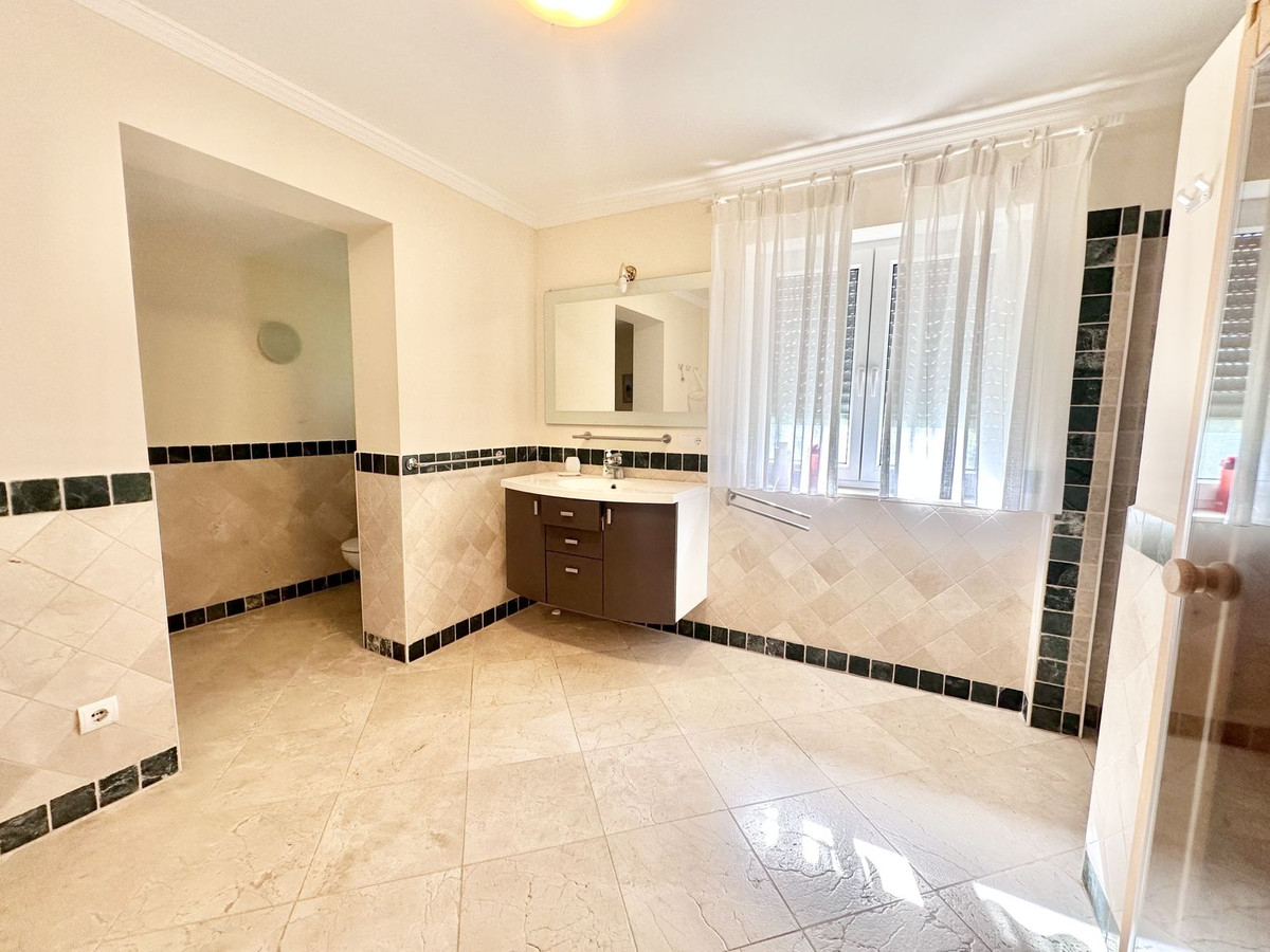 6 Bedroom Villa in Marbella - Photo 42