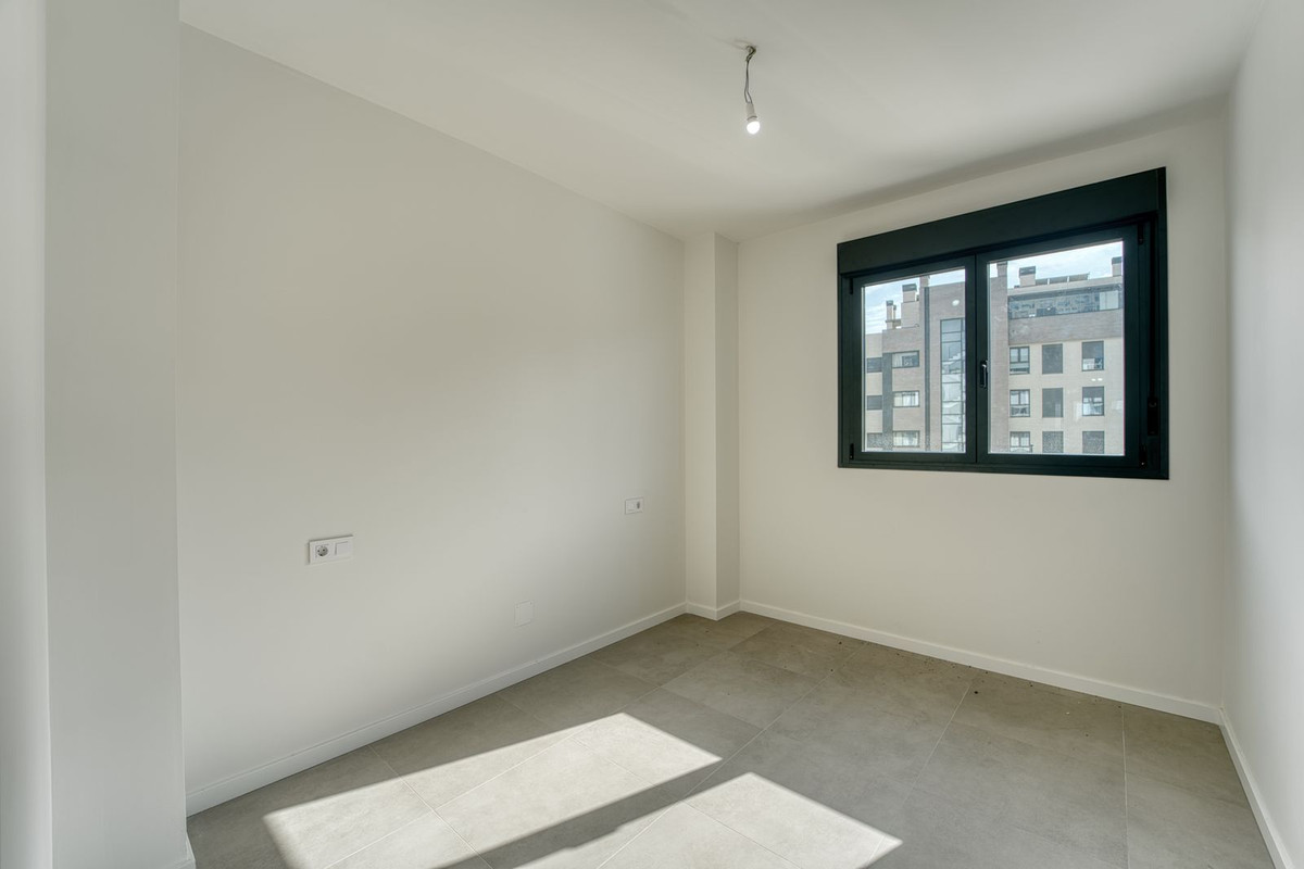 2 Bedroom Apartment in Torremolinos - Photo 4