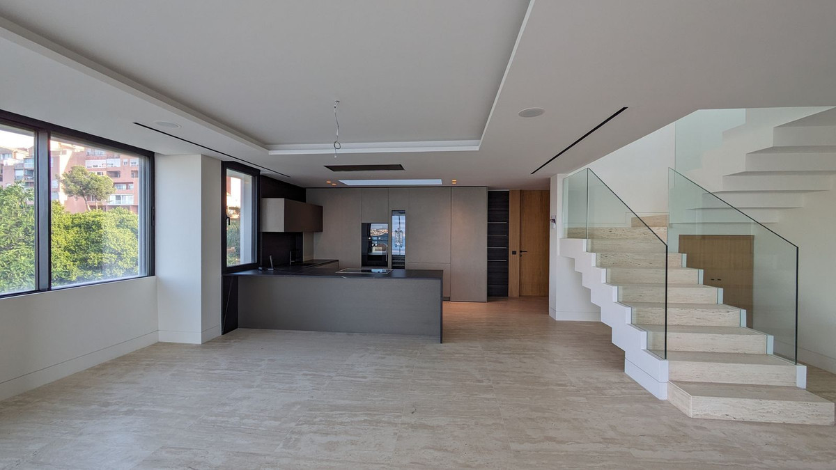 3 Bedroom Penthouse in Estepona - Photo 10