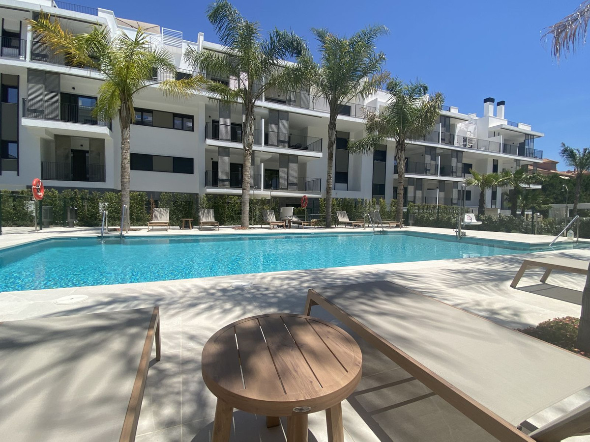 3 Bedroom Apartment in Estepona - Photo 3